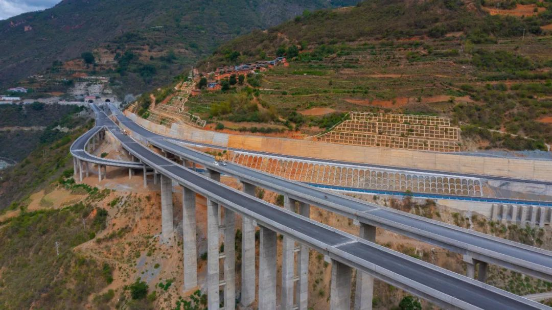 消暮气激活力崇实干做最好玉楚高速真抓实干稳推进巩固落实创新高